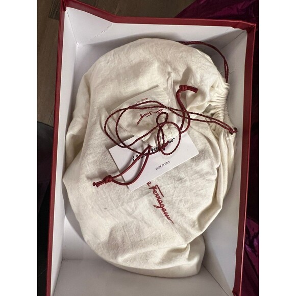 Salvatore Ferragamo Osimo Vara red patent leather with bow and gold hardware. 6C - Picture 7 of 8